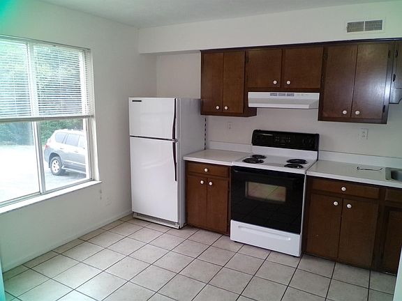 4th image of 55 Ashwood Ct #C