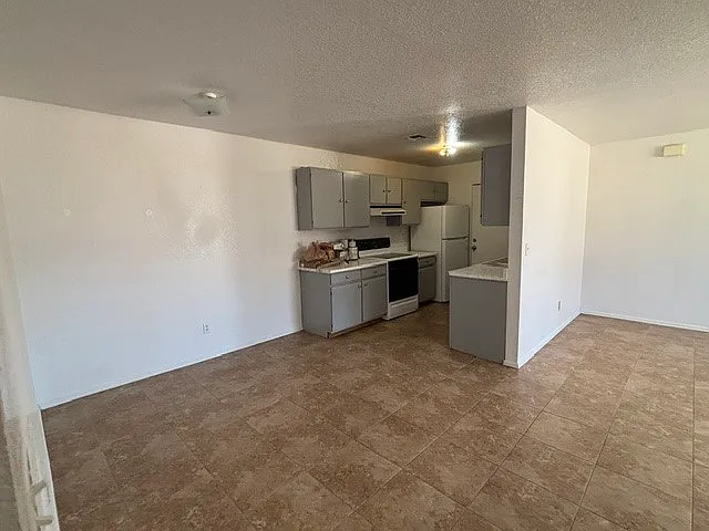 2700 W Shauna Dr — Photo 14