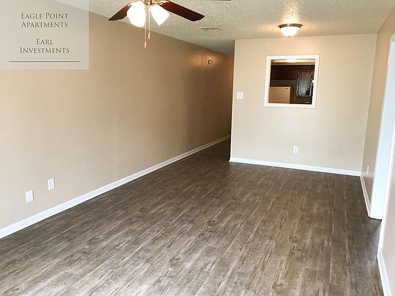 Living room/dining area