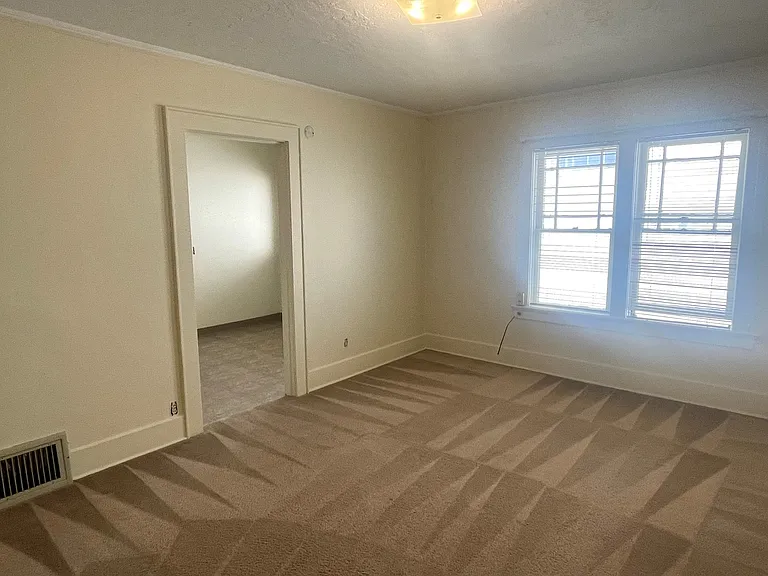 Elaine Apartments — Photo 24