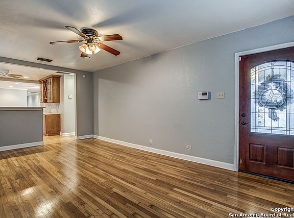 4th image of 211 E Pyron Ave