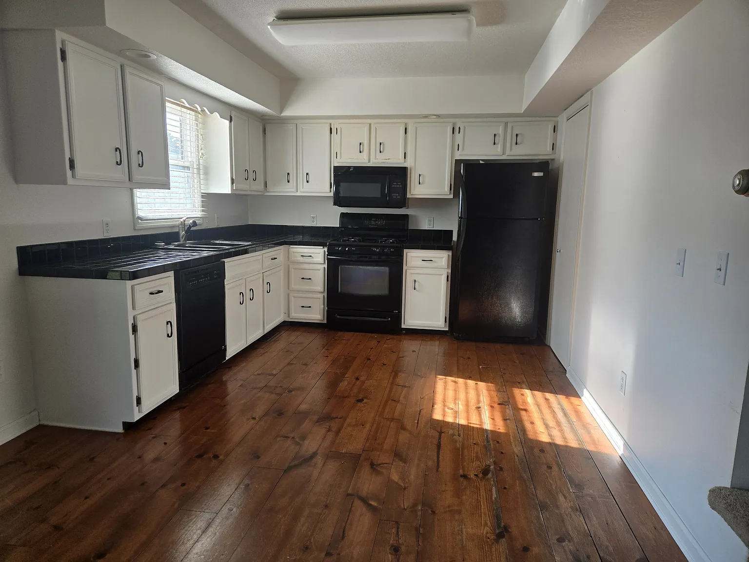 2 bed, 1.5 bath, 1044 sqft, $1,400 — Photo 4