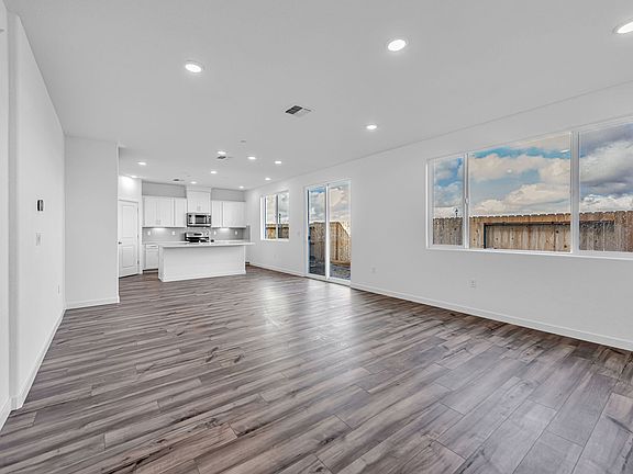 4th image of 1780 Eiffel St