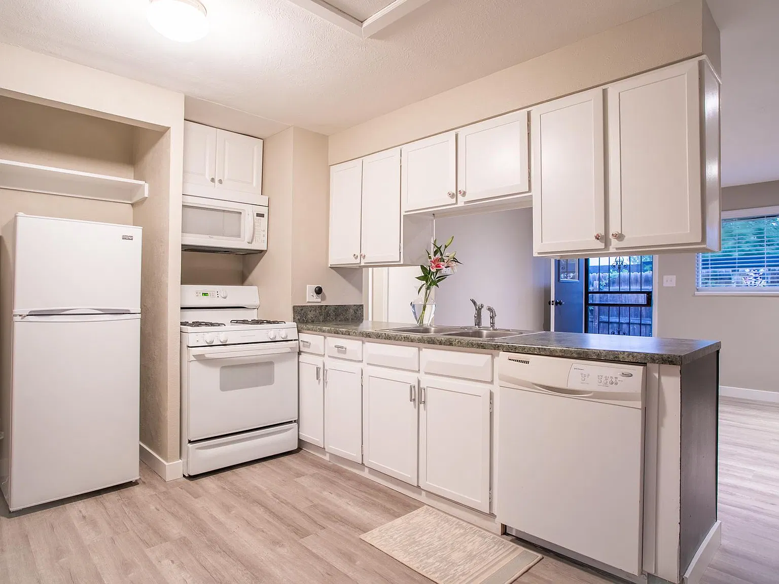 2 bed, 640 sqft, $1,850 — Photo 3