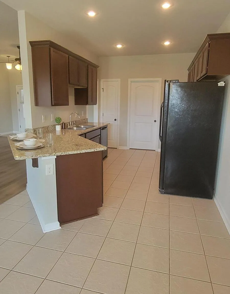 3 bed, 2.0 bath, 1657 sqft, $1,975 — Photo 4
