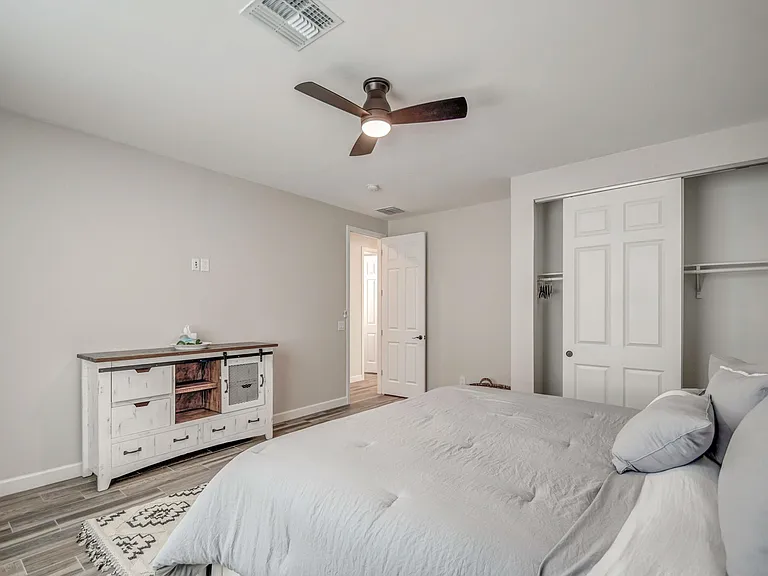 3216 E Sunnyside Ln — Photo 33