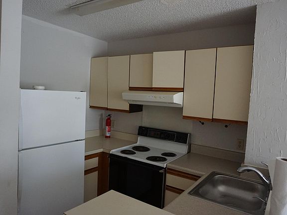 5th image of 1600 Park Cir APT 109
