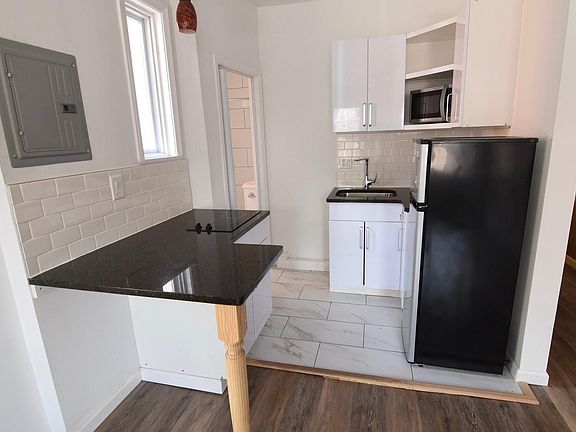 3rd image of 220 Buckingham Pl #S