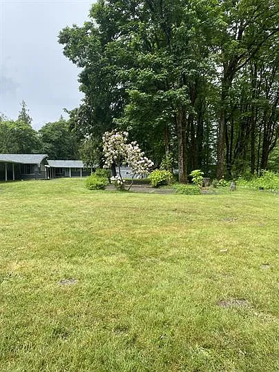 Riverside Manor — Photo 10