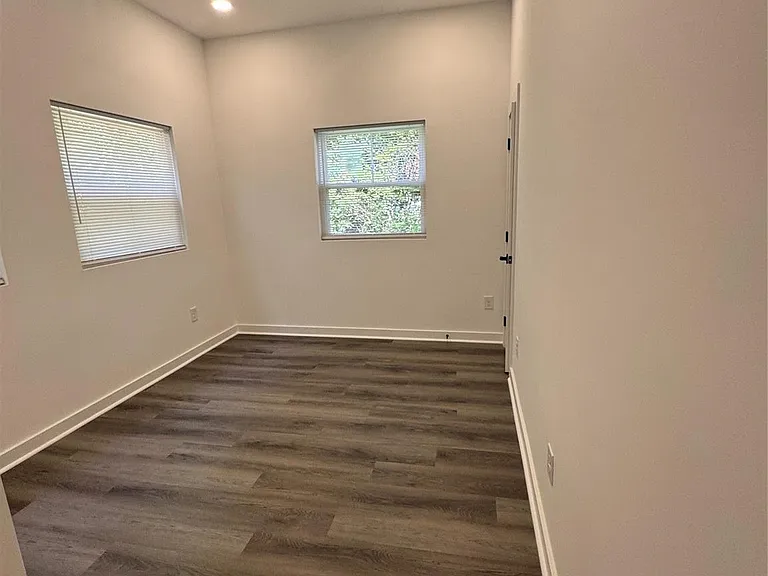 331 E Lowrance Ave — Photo 13