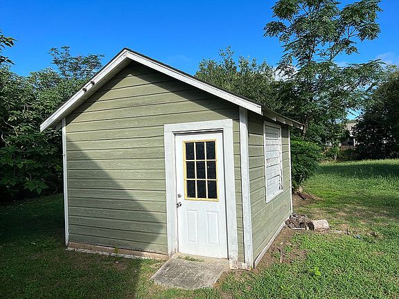5th image of 1009 A St