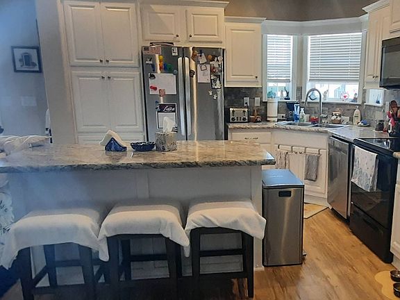 3rd image of 251 Glenwood Ln