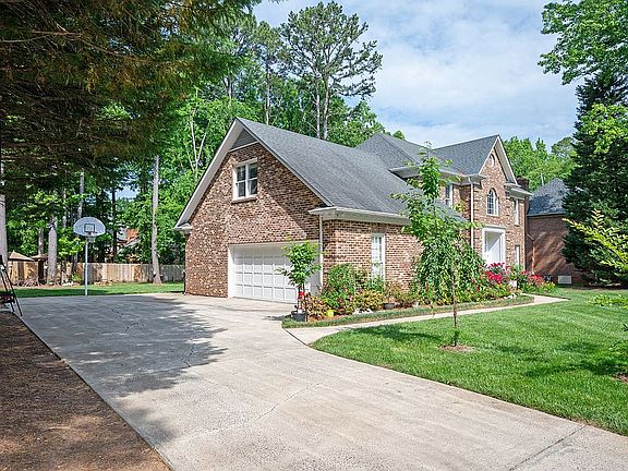 4th image of 7412 Nicole Cres