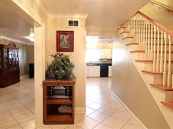 3rd image of 2920 Villa Dr