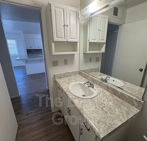 700 E Tulare Ave — Photo 13