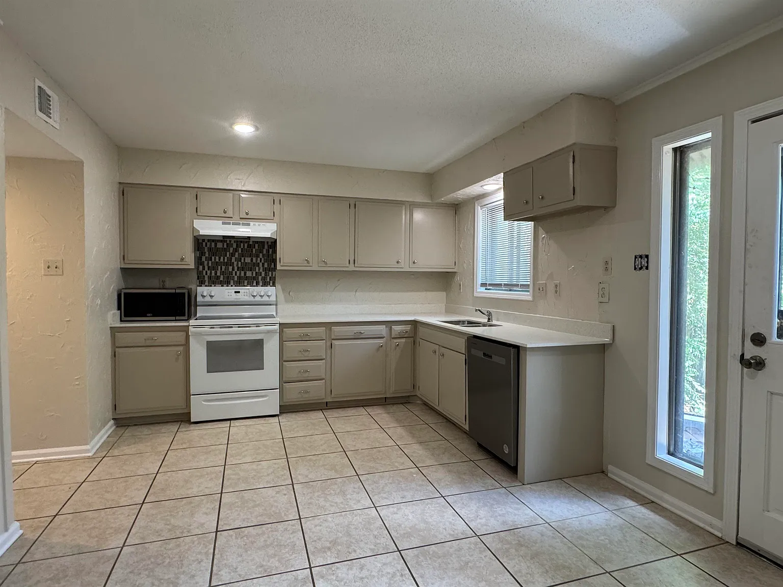 2 bed, 1.5 bath, 1248 sqft, $1,450 — Photo 4