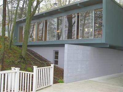 85 Private feet of lake front living!