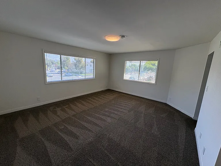 2800 W Victory Blvd — Photo 11