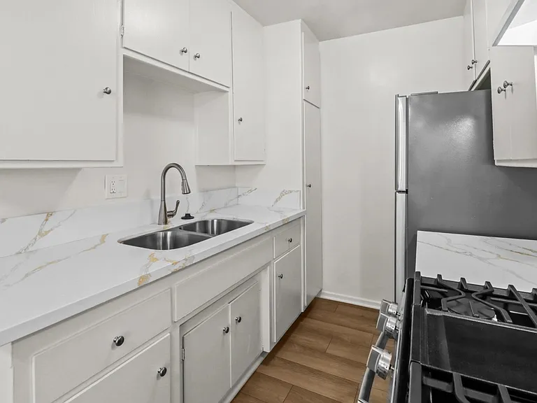 1747 Franklin St #4 — Photo 9