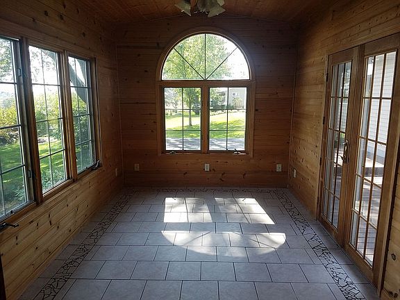 3rd image of 908 Morningview Rd