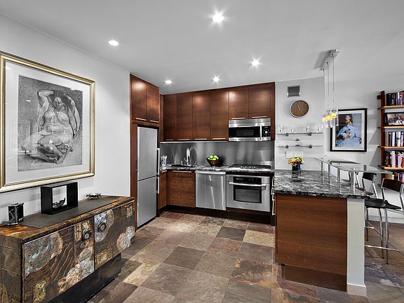 3rd image of 211 W 71st St APT 5C