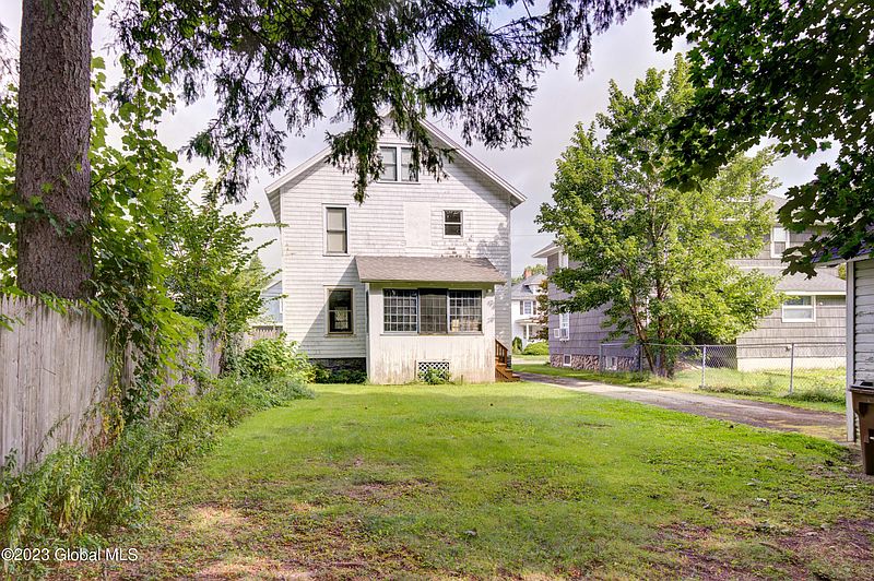3rd image of 138 2nd Ave