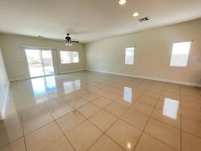 4 bed, 2.0 bath, 2354 sqft, $2,540 — Photo 2