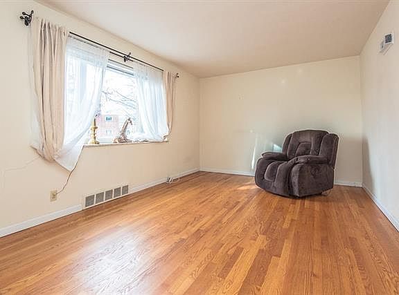5th image of 203 Monclay Ct APT 1W