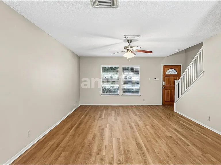 7659 Chatsworth — Photo 7