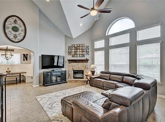 4th image of 2201 Lookout Knoll Dr