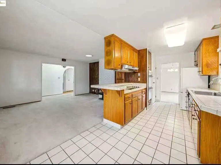 1073 Camellia Dr — Photo 10