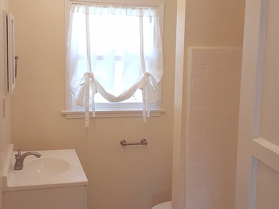 5th image of 10609 McVine Ave