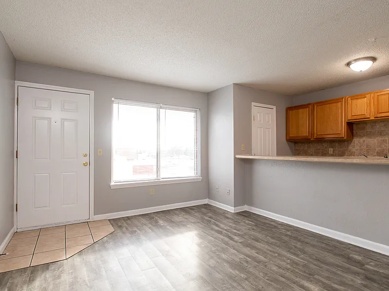 2228 S Oliver Ave — Photo 5