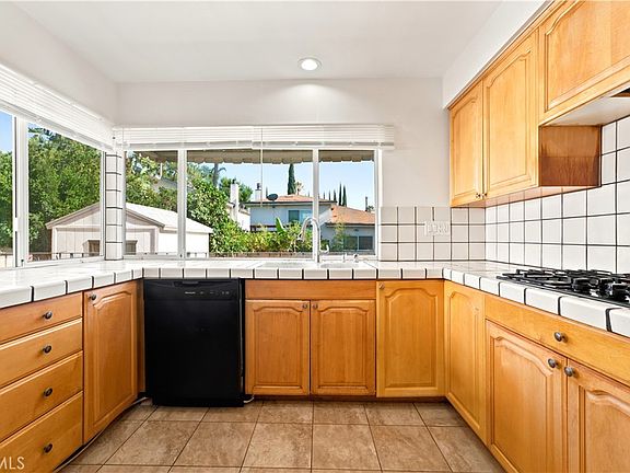 5th image of 20232 Gifford St