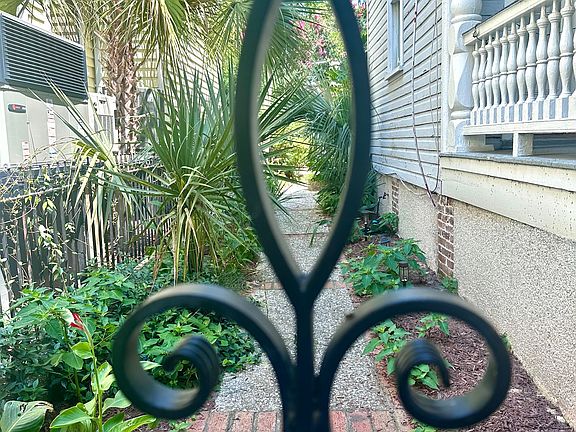 5th image of 86 1/2 Beaufain St