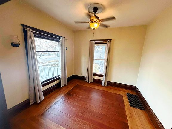 4th image of 410 E Main St