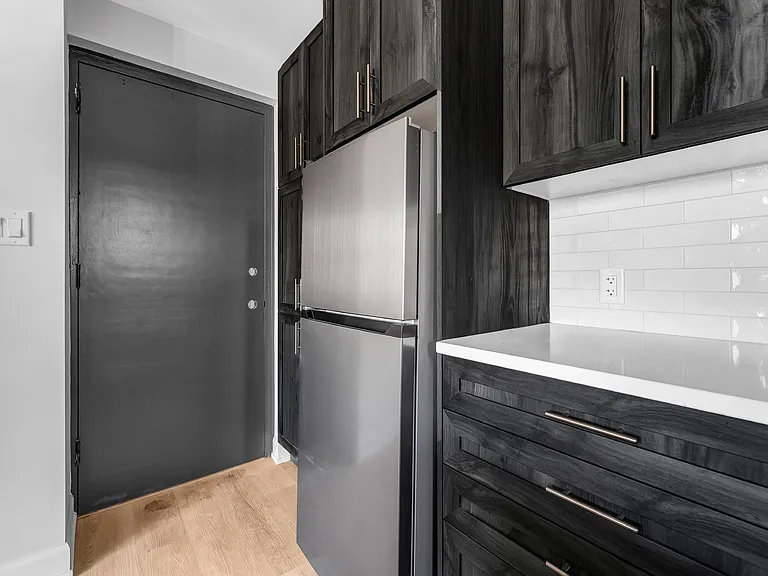 658 Somerset St W — Photo 2