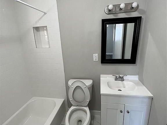 4th image of 425 Emerson St #15