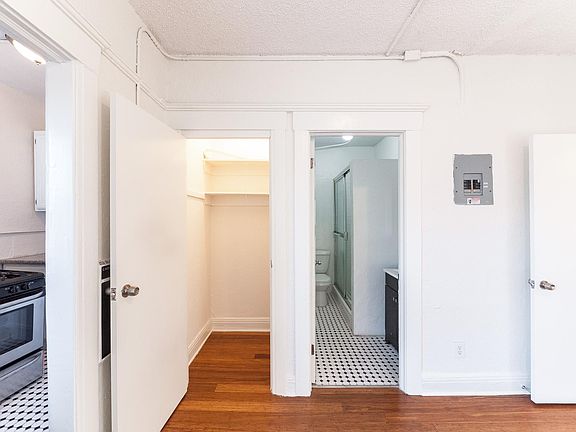 3rd image of 916 Georgia St APT 210