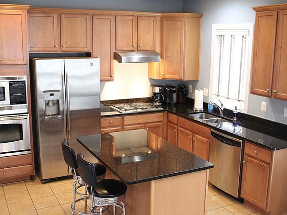 Spacious kitchen w/island