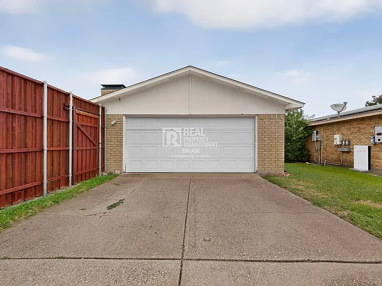 4548 Newcombe Dr — Photo 45