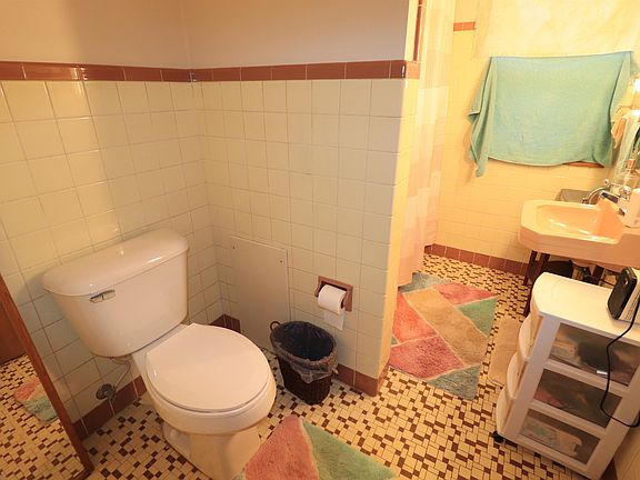 5th image of 909 N Washington St