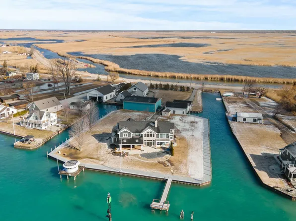 6720 S Channel Dr, Harsens Island, MI 48028