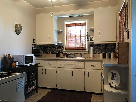 Decorative backsplash with ample counter space!