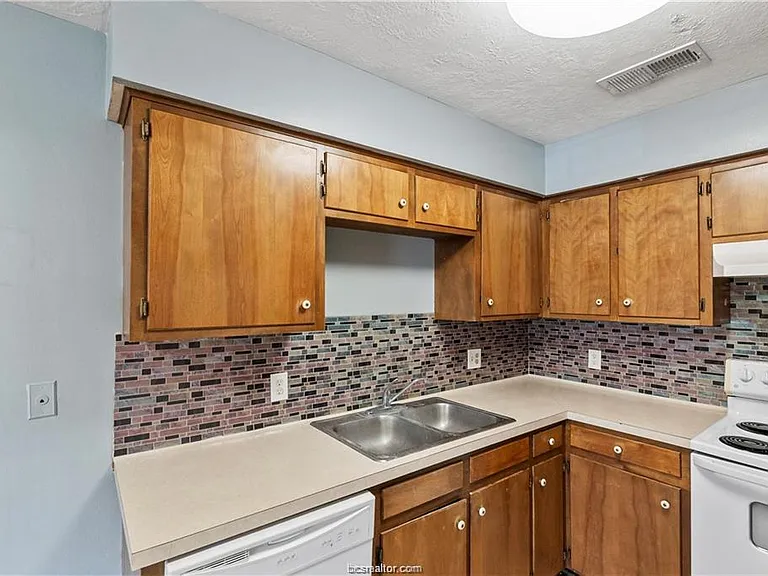 609 Wades Way #4 — Photo 8