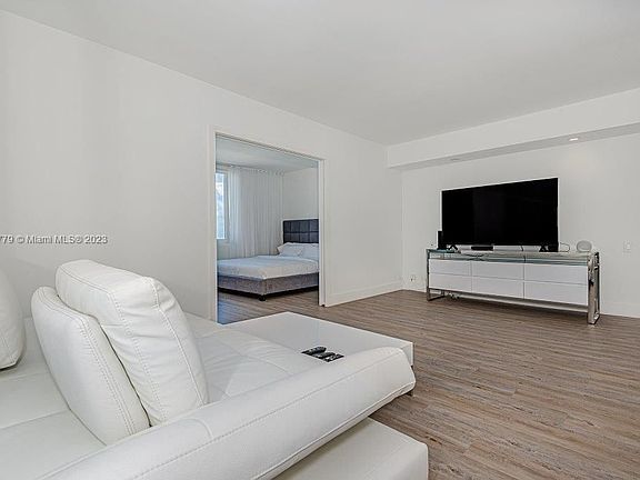 3rd image of 2301 Collins Ave APT 1528