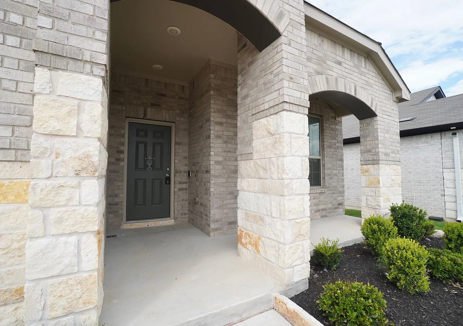 3 Bed, 2 Bath Single-Family Home for Lease in Taylor, TX! — Photo 3