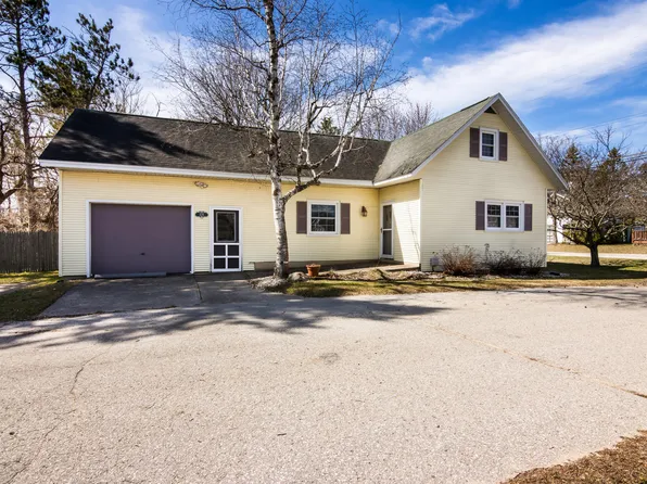429 N Center St, Beulah, MI 49617