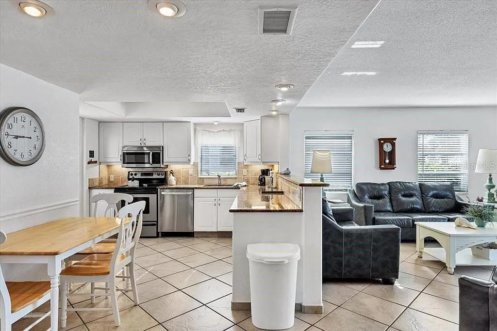 2 bed, 2.0 bath, 1043 sqft, $9,420 — Photo 4