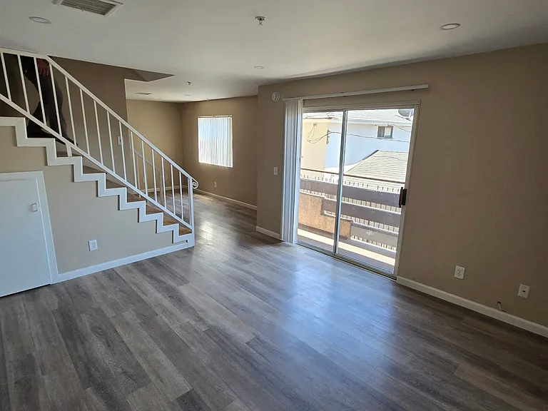 6924 Vesper Ave — Photo 2